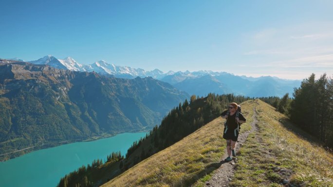 一名男子在瑞士阿尔卑斯山的因特拉肯徒步旅行