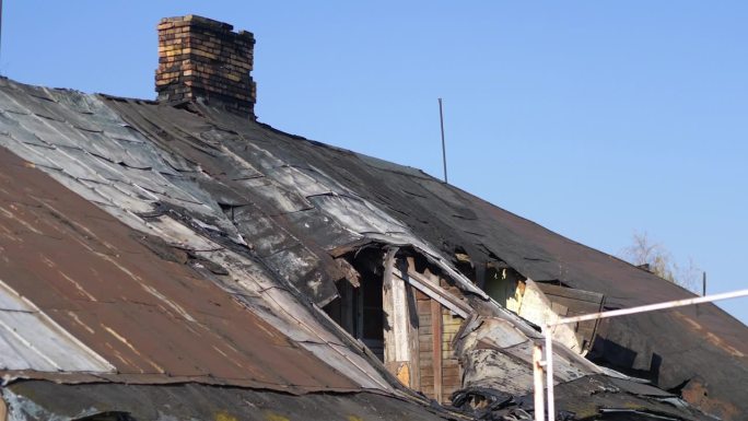 一个老旧的腐朽的木屋屋顶与烟囱的细节在4k慢动作60fps