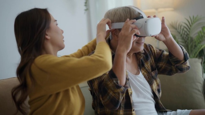年幼的女儿和师兄师姐一起教师兄，师兄在家佩戴虚拟现实护目镜体验设备。