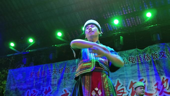 广西三月三传统文化活动富川仫佬族歌舞表演