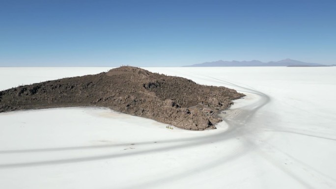 在玻利维亚安第斯山脉的乌尤尼盐湖大本营，航空轨道