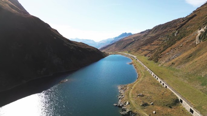 沿着奥伯拉尔普湖的铁路线和公路位于瑞士乌里州的奥伯拉尔普山口。空中拍摄