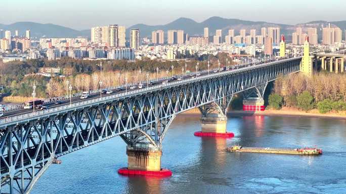 航拍清晨南京长江大桥日出车流铁路紫峰