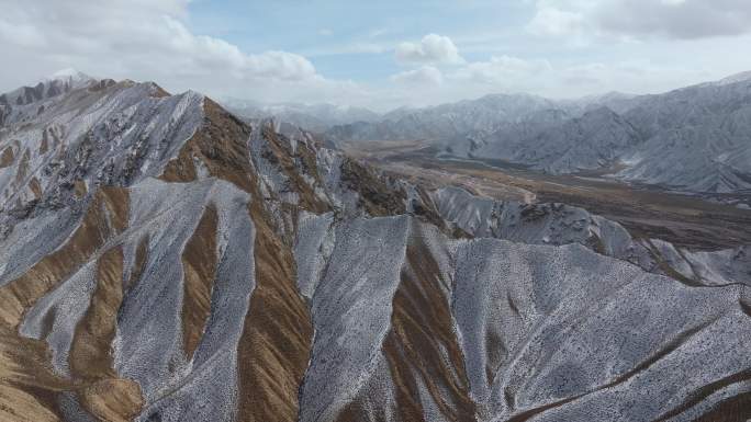 航拍青海德马高速旁的巴颜喀拉山谷