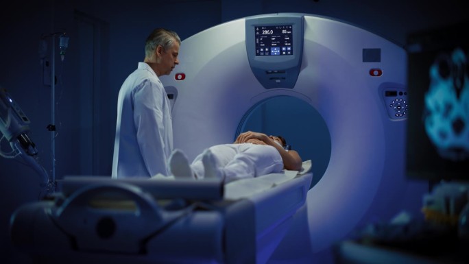 在医学实验室放射科医师控制MRI或CT或PET扫描的女性患者接受手术。专业医生用先进的医疗技术进行紧