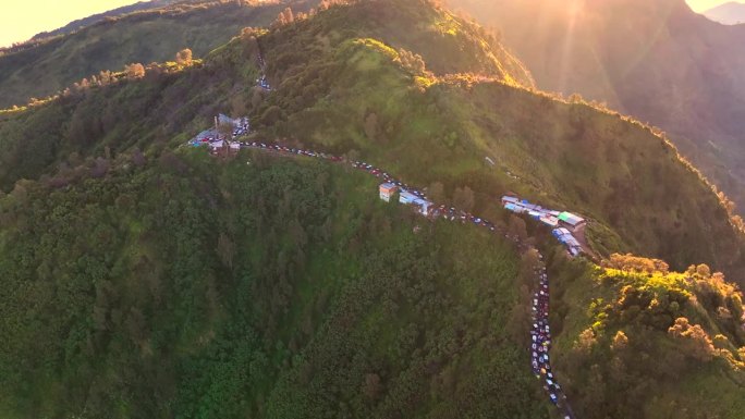 印度尼西亚东爪哇腾格里火山口Bromo山的Penanjakan日出观景台上的空中无人机