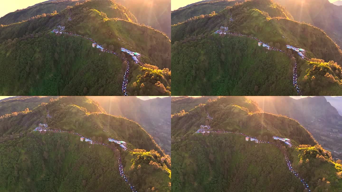 印度尼西亚东爪哇腾格里火山口Bromo山的Penanjakan日出观景台上的空中无人机