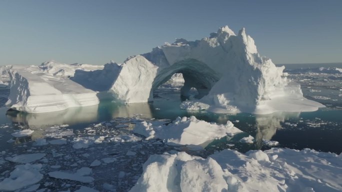 巨大的冰山和冰洞在海洋中融化。融化冰川的冰山漂浮在格陵兰岛伊卢利萨特附近的迪斯科湾。航拍，气候变化的