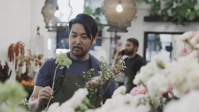 日本商人在花店里整理花束