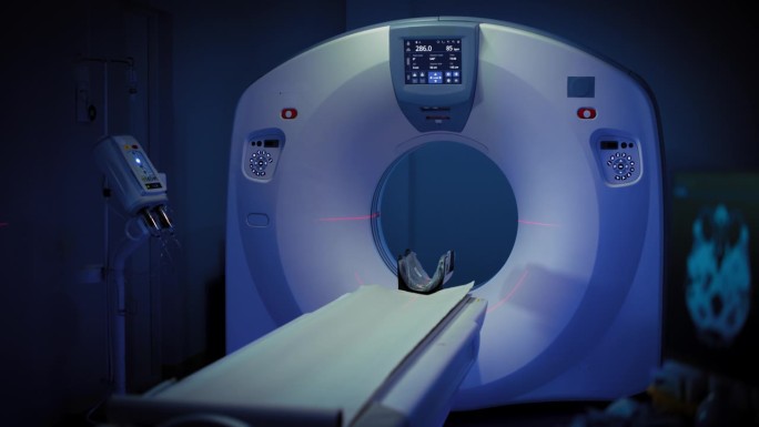 医学CT或MRI或PET扫描站在现代医院实验室。技术先进，功能齐全的医疗设备，洁净的白色房间。慢慢放