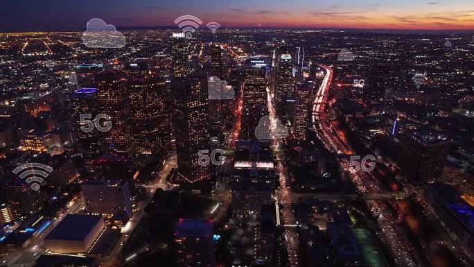 通过5G连接的空中城市。无线网络、移动技术概念、数据通信、云计算、人工智能、物联网。洛杉矶天际线。未