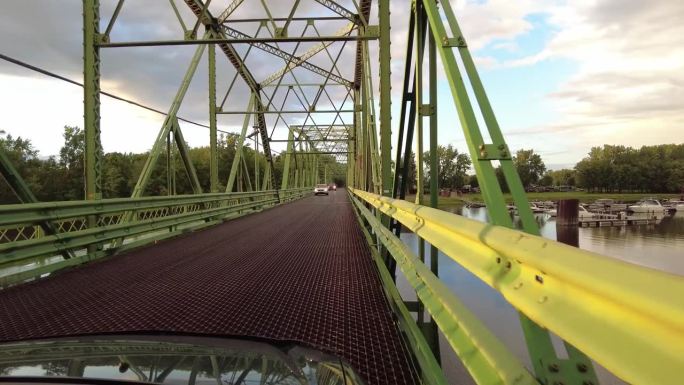 阴天在一座钢桥上的过桥视频