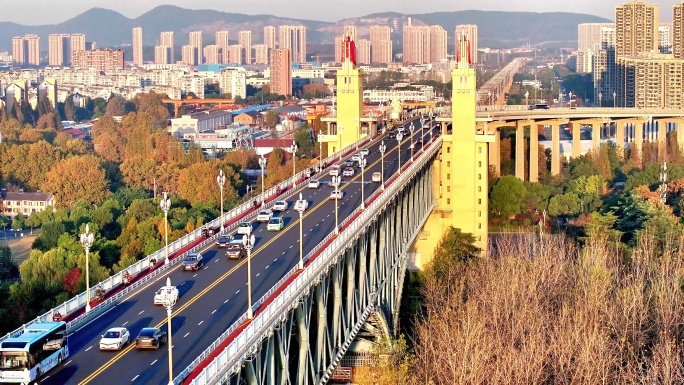 航拍清晨南京长江大桥日出车流铁路紫峰