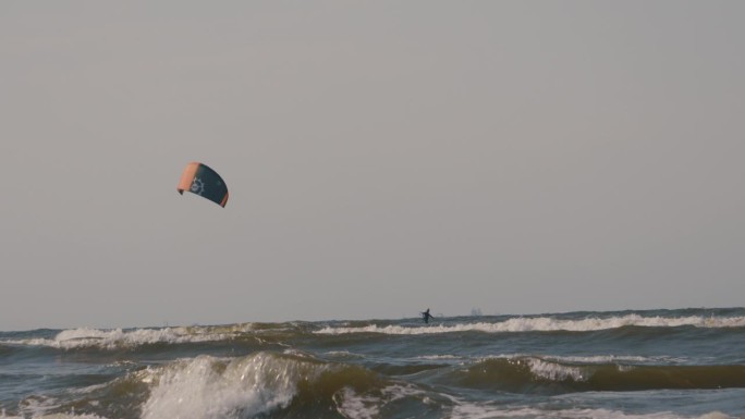 风海上的风筝板海浪大浪视频素材