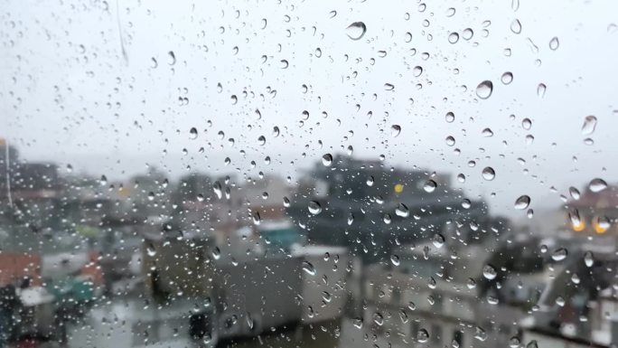 一场大雨伴随着一阵阵风从窗户倾泻而下