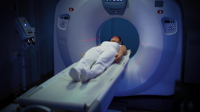 一个女性病人躺在CT或核磁共振扫描中，当机器扫描她的大脑时，床在机器内部移动。在医学实验室或医疗机构