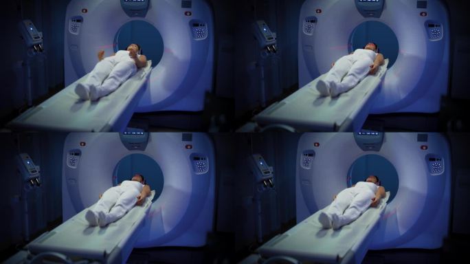 一个女性病人躺在CT或核磁共振扫描中，当机器扫描她的大脑时，床在机器内部移动。在医学实验室或医疗机构