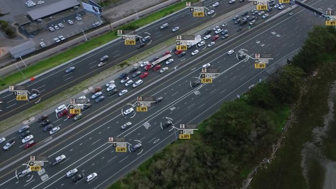 高速公路鸟瞰图与假车速，车牌号码，司机信息和身份证。完美地诠释了以下概念:监控、大数据、交通控制、未