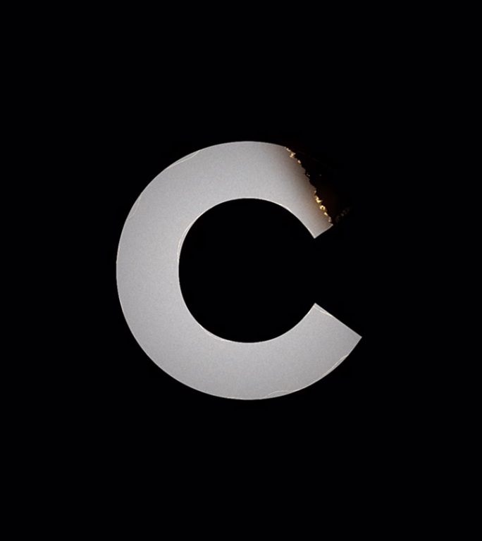 火字母显示和消失动画。C符号燃烧像纸烬和烟在黑色的背景。设计元素