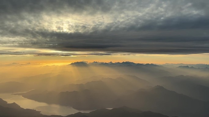 日落前，从一架飞行在9000米高空的喷气式飞机驾驶舱拍摄的意大利阿尔卑斯山和马焦雷湖的壮丽景色。一个