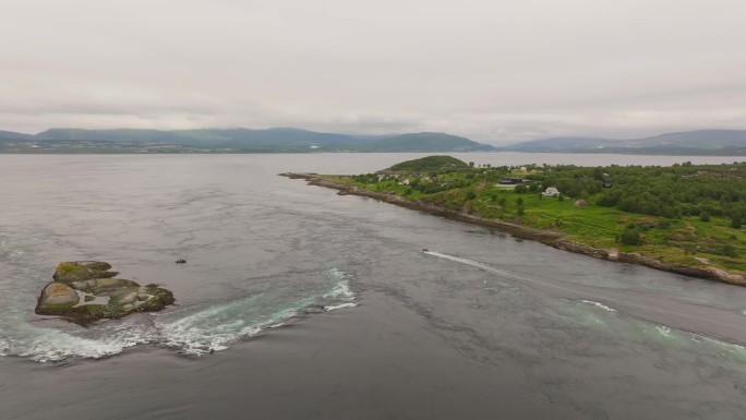 观光船探索强大的潮汐在盐straumen，博多，挪威。空中