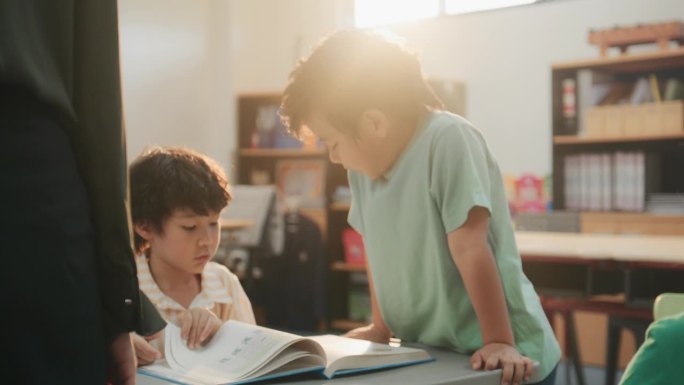 快乐的小学生们在教室里聊天和检查作业