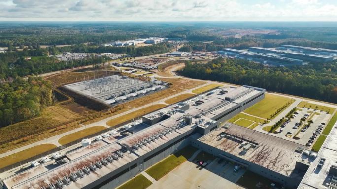 为生产和运输工业设备而新建的大型工厂综合体鸟瞰图。全球制造理念