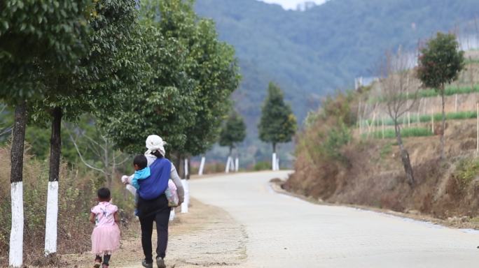 农村妇女和小孩背影