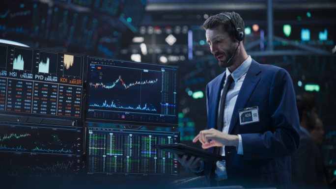 一个年轻英俊的证券经纪人的肖像使用平板电脑，研究实时股票数据，分析商品和交易所市场图表。专业投资代理