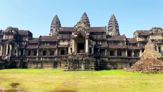 吴哥窟是为纪念毗湿奴神而建的寺庙建筑群，位于柬埔寨北部暹粒省吴哥地区