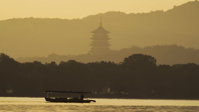 杭州西湖早晨的摇橹船手划船