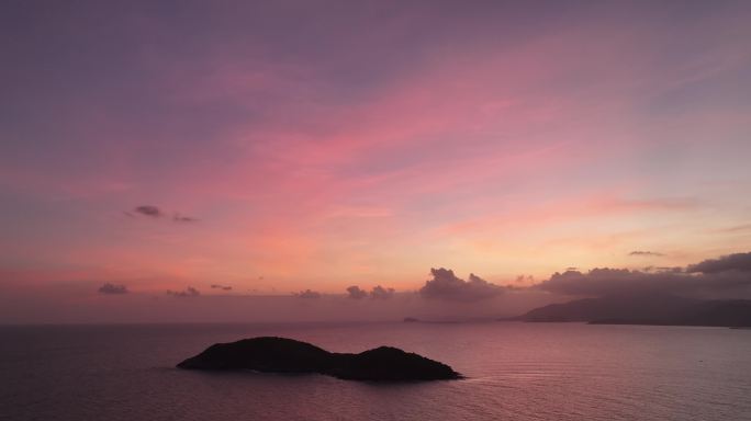 航拍夕阳下的海岛