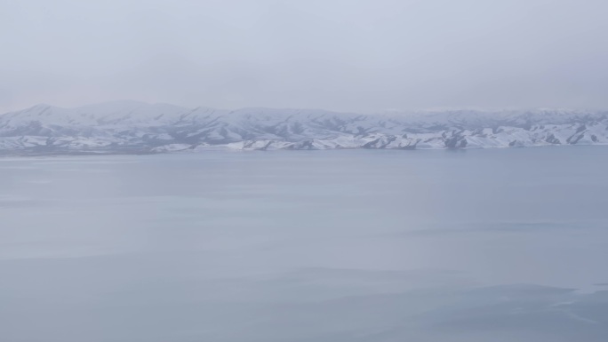 航拍青海果洛州冬格措纳湖风景