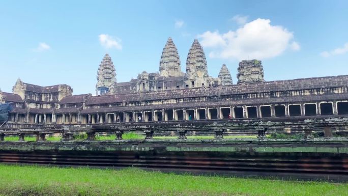 吴哥窟是为纪念毗湿奴神而建的寺庙建筑群，位于柬埔寨北部暹粒省吴哥地区