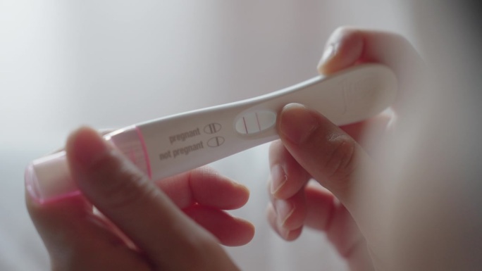 怀孕测试呈阳性的妇女