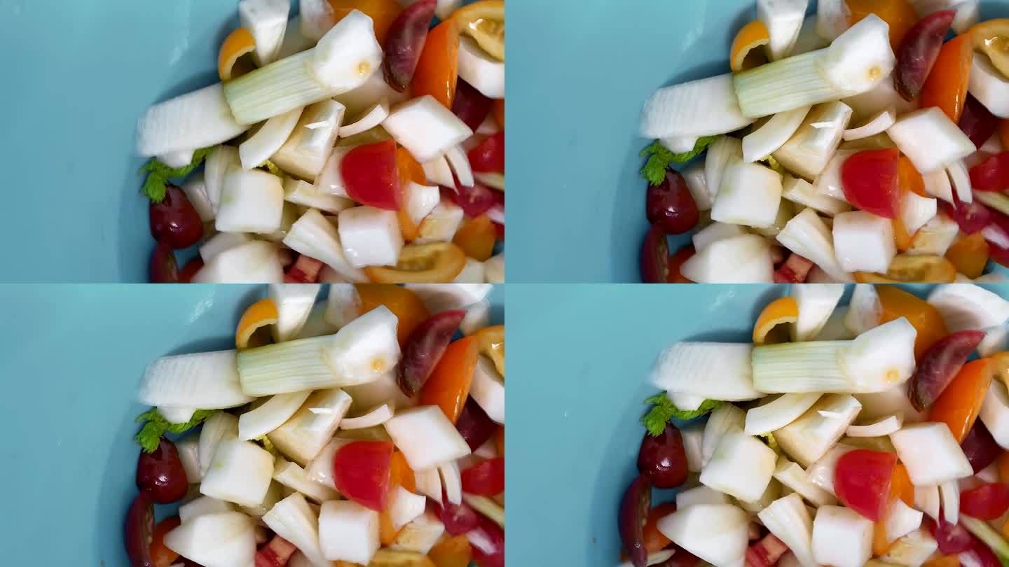 把茴香和西红柿拌成蔬菜沙拉。