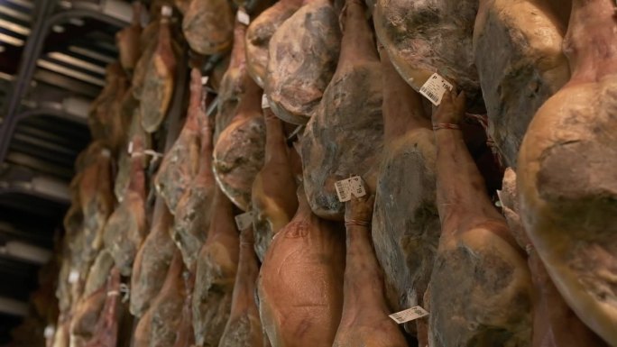 雅蒙塞拉诺猪腿厂挂在一个行业。伊比利亚火腿的加工过程