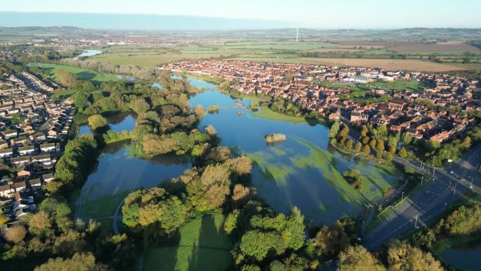 英国，巴贝特风暴过后，白金汉公园附近的高无人机拍摄的洪水画面