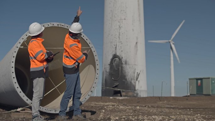 风电场的风力涡轮机坏了，工程师在现场采取预防措施。