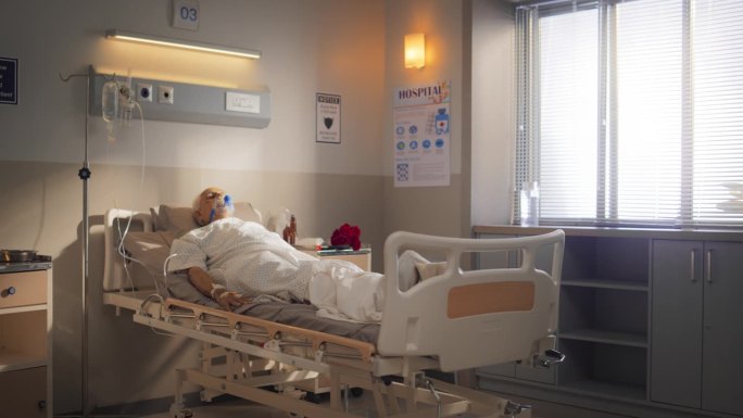医院病房:戴着氧气面罩睡在床上的印度老人的肖像，病后恢复和成功的手术。老人梦想他的家庭和幸福健康的生