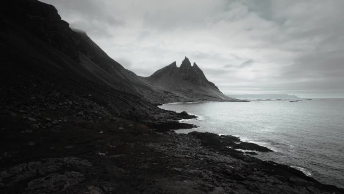 航空vesturhorn山，黑沙滩鹳鸟，飞越火山黑色喜怒无常的岩石，喜怒无常的风景，冰岛
