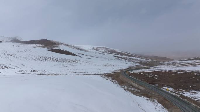 航拍青海德马高速旁的挝卓依垭口雪山