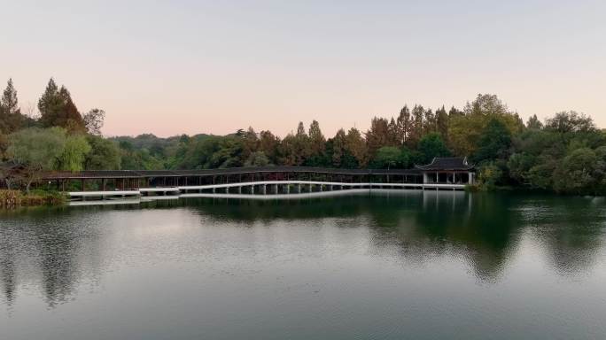 中国杭州西湖浴鹄湾霁虹桥秋色