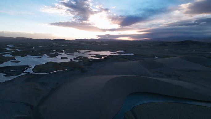 五彩沙漠 西藏日喀则仲巴县