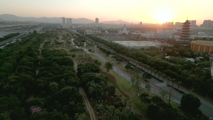 日出东方映照同安湾交通线和方特旅游景区