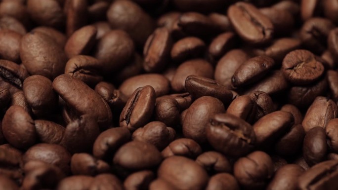 咖啡豆。镜头慢慢向下移动，显示烘焙咖啡豆的特写