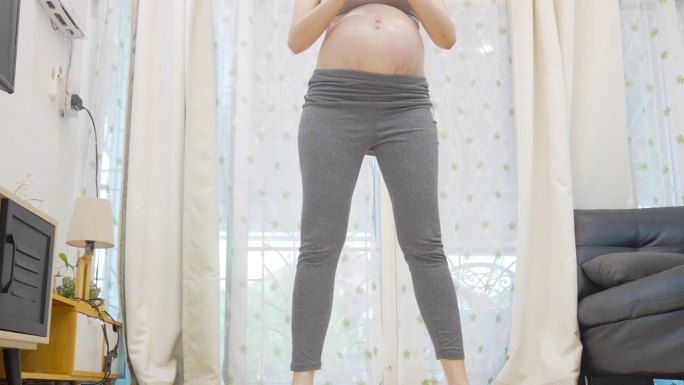 孕妇在家做重量训练