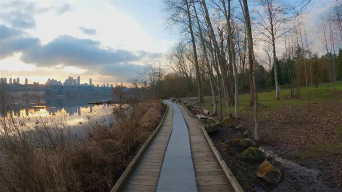 步道在宁静的湖在现代城市，鹿湖公园。本拿比，温哥华，BC