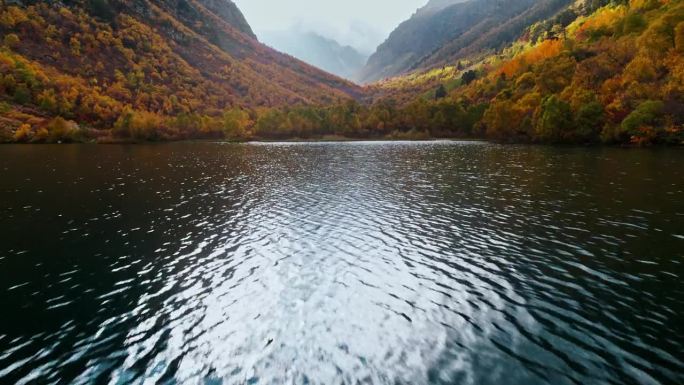 相机低飞水面上美丽的山湖，航拍与惊人的景观