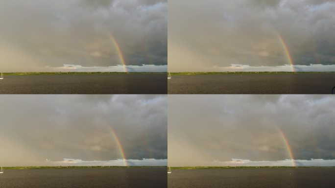 暴风雨过后的乌云显示出与乌云形成对比的彩虹